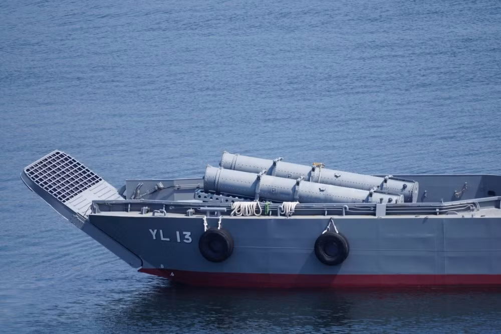 Tưởng như người ta đưa bệ phóng tên lửa lên để thực hiện việc vận chuyển hoặc tiếp tế, nhưng không cái cách mà người Nhật đặt tên lửa cho thấy khả năng đúng ra là nó được lắp đặt cho tàu đổ bộ nhỏ YL-09. Bởi lẽ, nếu tiếp tế đạn dược mới cho các chiến hạm thì thường phải về lại cảng tái nạp, dùng tàu đổ bộ cỡ nhỏ không giải quyết được vấn đề nào. Nguồn ảnh: Dambiev