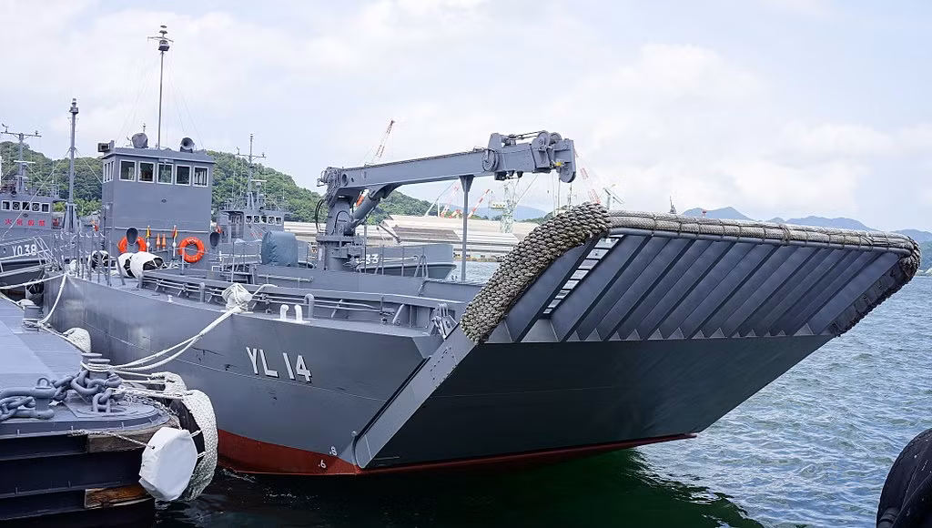 Trong ảnh là một trong 9 tàu đổ bộ hạng nhẹ YL-09 do Nhật Bản đóng theo kiểu LCM(8) của Mỹ từ năm 1979. Lớp tàu có lượng giãn nước tiêu chuẩn 50 tấn, toàn tải 120 tấn, dài 27m. Nguồn ảnh: Wikipedia