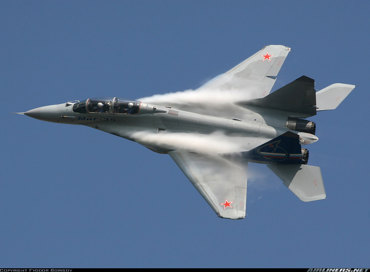 Theo thiết kế, MiG-35 trang bị radar mạng pha chủ động Zhuk-A FGA-35 có khả năng theo dõi 30 mục tiêu và dẫn tên lửa hạ 6 mục tiêu cùng lúc, phạm vi trinh sát cực đại 250km. Nguồn ảnh: Airliners.net
