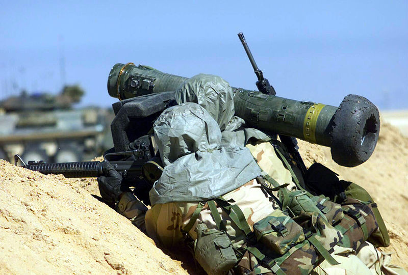 Javelin có tên khai sinh đầy đủ là FGM-148 Javelin là tổ hợp tên lửa chống tăng "bắn và quên" hiện đại nhất hiện nay, vượt trội về cơ chế điều khiển hơn nhiều loại tên lửa Nga bao gồm cả Kornet. Kể từ khi đưa vào sản xuất năm 1996 tới nay, 45.000 quả tên lửa đã được chế tạo kèm 12.000 bệ phóng CLU, ước tính 5.000 quả đã được sử dụng trong chiến đấu. Nguồn ảnh: Wikipedia