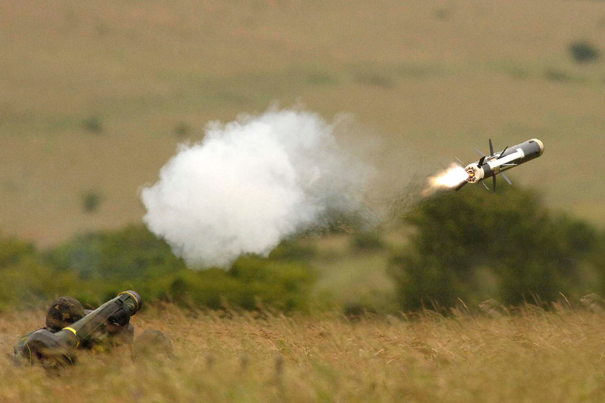 Quỹ đạo bay của tên lửa Javelin thường hướng vào phần nóc tháp pháo hoặc nóc các xe tăng - nơi bọc giáp mỏng nhất. Đây chính là điểm khiến nó được đánh giá có thể tiêu diệt xe tăng hiện đại như T-72B3 hoặc T-90. Nguồn ảnh: Wikipedia