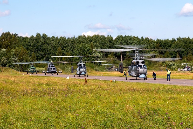 Biên đội trực thăng hỗn hợp Ka-27, Mi-8 chuẩn bị xuất kích. Nguồn ảnh: Thông tấn Bộ Quốc phòng Liên bang Nga