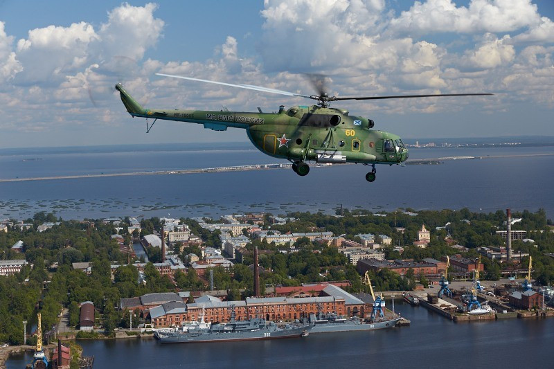 Trực thăng Mi-8 bay trên con sông Neva thơ mộng. Nguồn ảnh: Thông tấn Bộ Quốc phòng Liên bang Nga