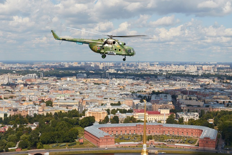 Ngay phía dưới có thể nhận ra tòa nhà hình chữ U “ôm trọn” lấy lực lượng pháo binh Liên Xô (Nga) – đó chính là một trong những Bảo tàng Pháo binh lớn nhất Nga nằm ở St Petersburg. Nguồn ảnh: Thông tấn Bộ Quốc phòng Liên bang Nga