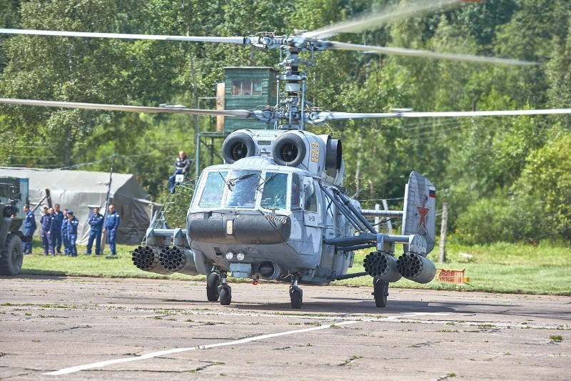 Các hình ảnh được công bố cho thấy, lực lượng trực thăng Nga xuất phát có thể từ một hoặc nhiều căn cứ bay vào từ hướng cửa biển, qua con sông Neva và thành phố St Petersburg xinh đẹp. Trong ảnh, trực thăng tấn công Ka-29 chuẩn bị cất cánh. Nguồn ảnh: Thông tấn Bộ Quốc phòng Liên bang Nga