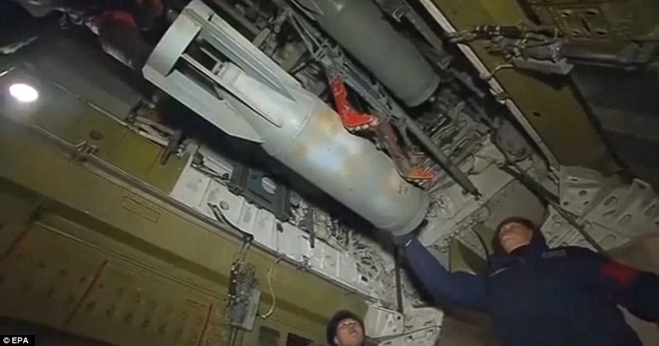 Ngoài khả năng mang tên lửa, Tu-95MS vẫn có thể mang tới 15 tấn bom các loại trong hai khoang chứa lớn trong bụng. Trong khi nếu mang tên lửa, người ta sẽ bố trí trên 4 điểm treo khổng lổ ngoài cánh và thân. Nguồn ảnh: EPA