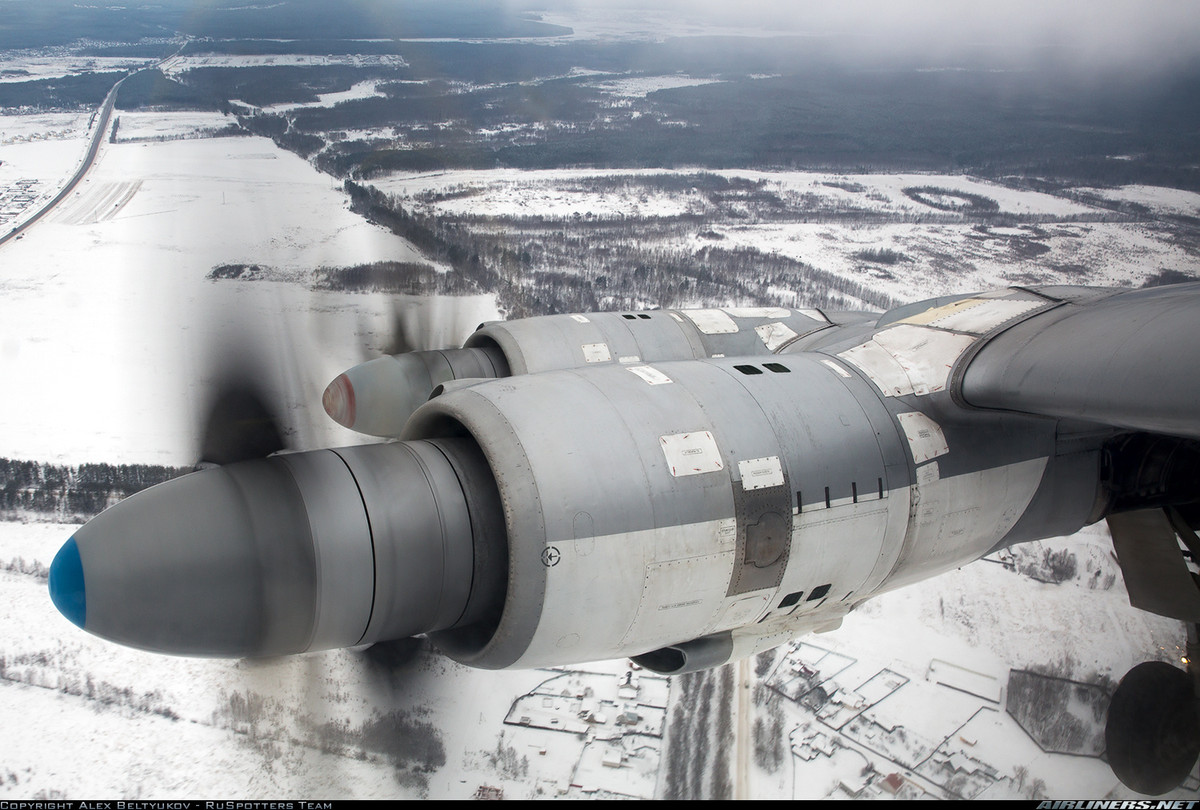 Hai cánh quạt 4 lá quay ngược chiều nhau vẫn được duy trì cho phép máy bay đạt tốc độ ngang ngửa máy bay chiến đấu phản lực cận âm dù dùng động cơ cánh quạt đẩy. Nguồn ảnh: Airliners.net