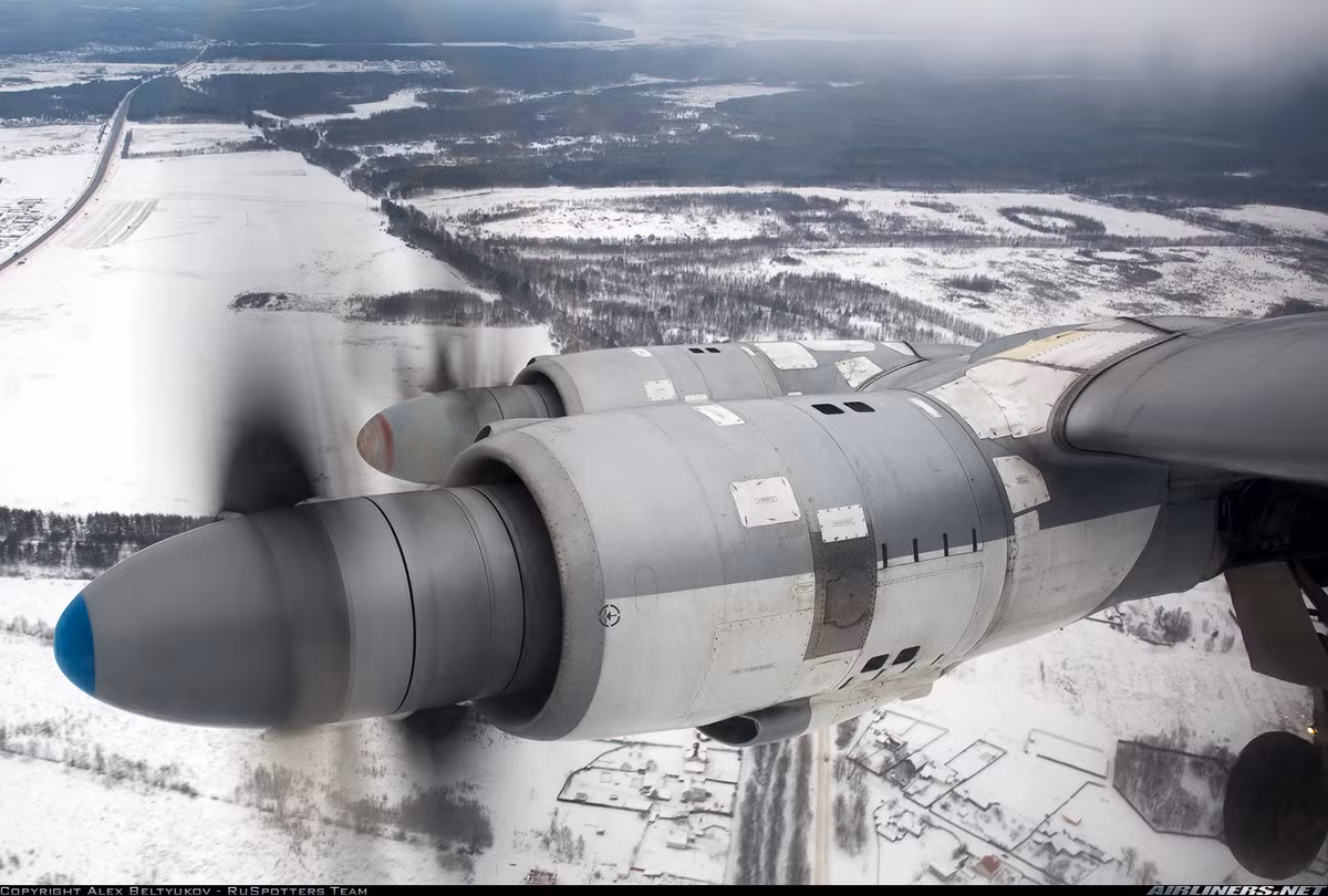 Hai cánh quạt 4 lá quay ngược chiều nhau vẫn được duy trì cho phép máy bay đạt tốc độ ngang ngửa máy bay chiến đấu phản lực cận âm dù dùng động cơ cánh quạt đẩy. Nguồn ảnh: Airliners.net