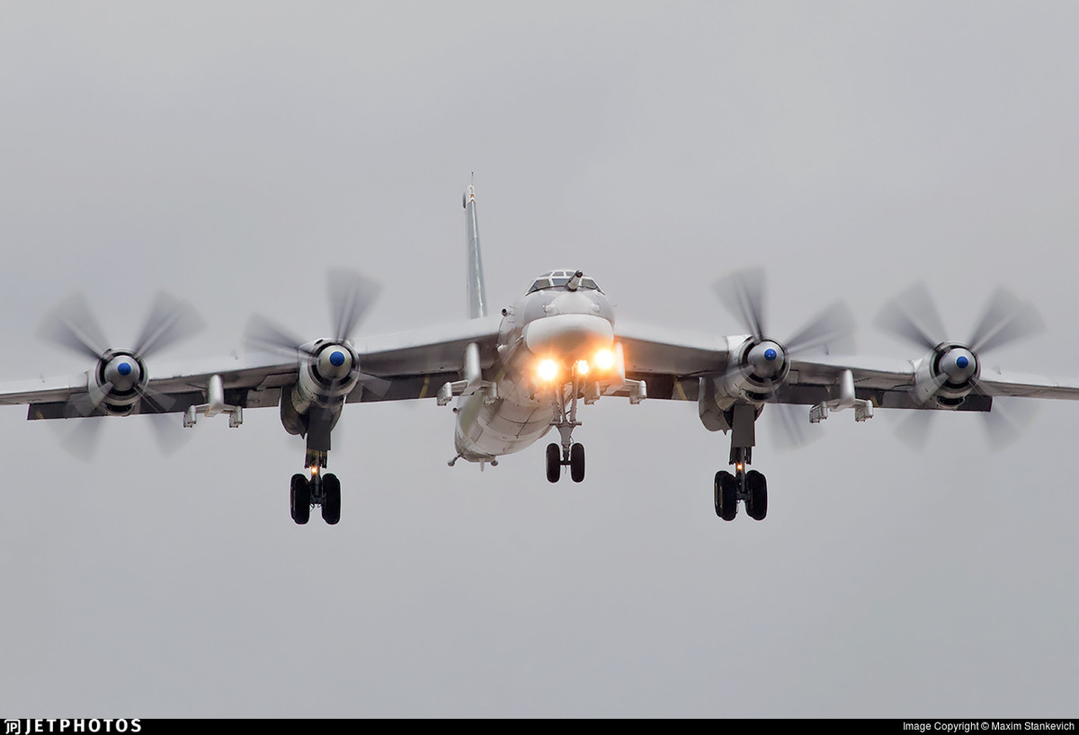 Đáng quan tâm, Tu-95MS hiện là máy bay ném bom chiến lược động cơ cánh quạt duy nhất còn hoạt động trên thế giới và cũng là máy bay ném bom hạng nặng già nua nhất trong lịch sử. Nó được đưa vào phục vụ năm 1952 và dự kiến sẽ hoạt động tới tận năm 2040, tức là cánh bay Tu-95MS sẽ có mặt trên trời gần 1 thế kỷ. Nguồn ảnh: Airliners.net