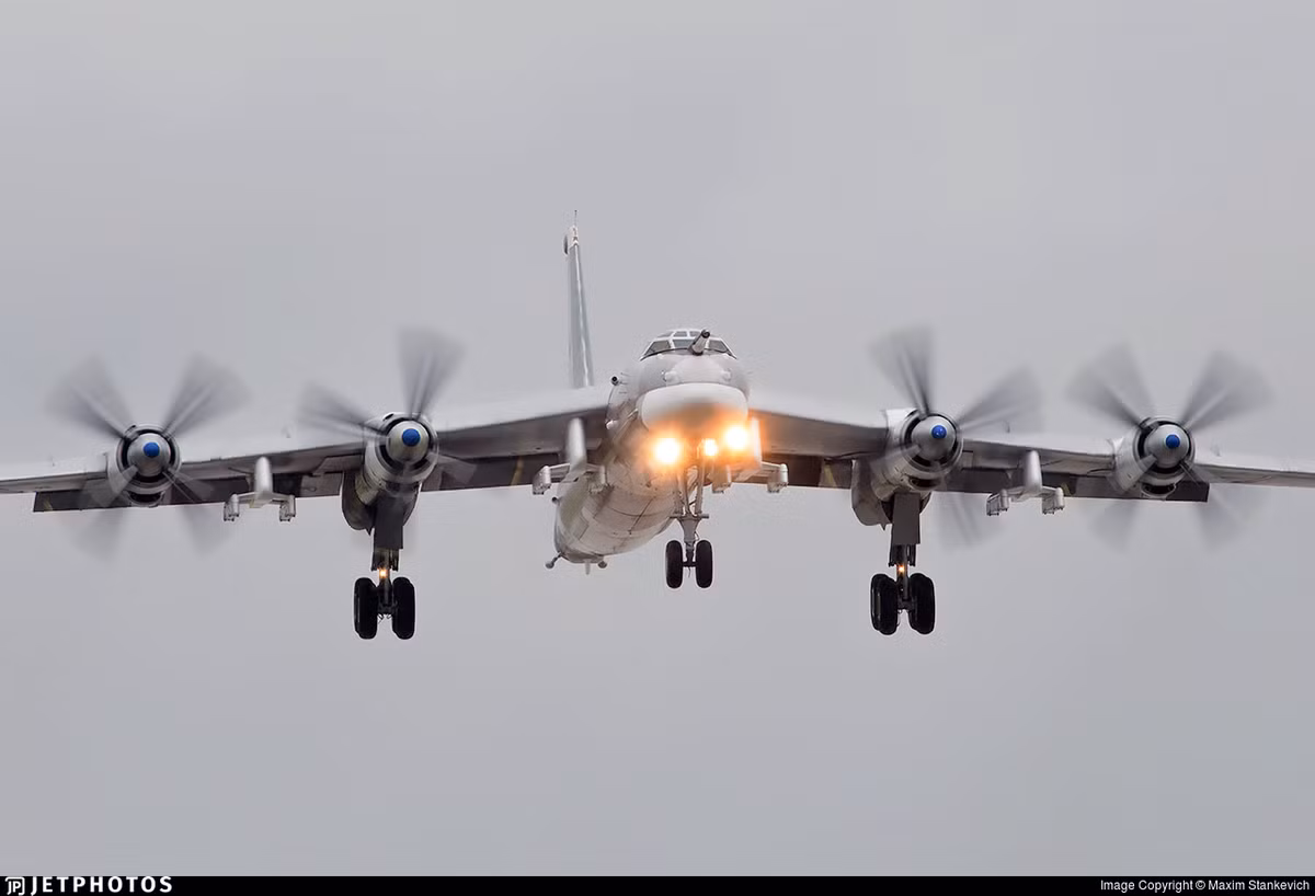 Đáng quan tâm, Tu-95MS hiện là máy bay ném bom chiến lược động cơ cánh quạt duy nhất còn hoạt động trên thế giới và cũng là máy bay ném bom hạng nặng già nua nhất trong lịch sử. Nó được đưa vào phục vụ năm 1952 và dự kiến sẽ hoạt động tới tận năm 2040, tức là cánh bay Tu-95MS sẽ có mặt trên trời gần 1 thế kỷ. Nguồn ảnh: Airliners.net