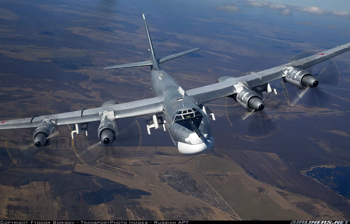 Tốc độ Tu-95MS rơi vào khoảng 830-900km/h, tuy nhiên tốc độ hành trình chỉ là 550km/h, tầm bay cực đại 15.000km, trần bay 13,7km. Nguồn ảnh: Airliners.net