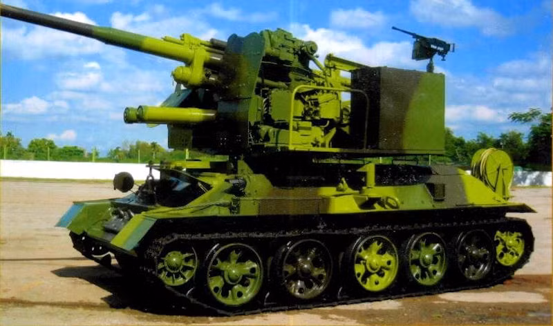 Hiện nay, Cuba cũng phát triển phiên bản pháo phòng không tự hành trên khung gầm T-34. Trong ảnh, tháp pháo T-34-85 được chế lại để lắp khẩu cao xạ cỡ lớn 100mm KS-19. Có thể thấy, toàn bộ bệ pháo chiếm trọn mặt trên khung bệ T-34. Ảnh: Globalsecurity