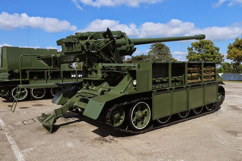 Tháp pháo T-34-85 được gỡ bỏ hoàn toàn, hai bên hông bố trí thêm các hòm đồ chứa đạn pháo, đáng chú ý bệ pháo M46 được lắp trên sàn công tác đặt ở đầu xe thay vì trung tâm thân xe. Ảnh: armyrecognition