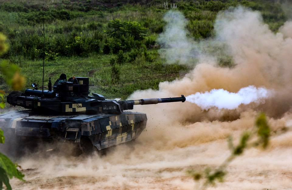 Pháo chính trên BM Oplot có thể khai hỏa tên lửa chống tăng dẫn đường laser với tầm bắn tới 5.000m, có thể đánh trúng mục tiêu đang di chuyển. Tên lửa trang bị đầu đạn tandem cho phép xuyên phá xe tăng bọc giáp phản ứng nổ. Nguồn ảnh: Wikipedia