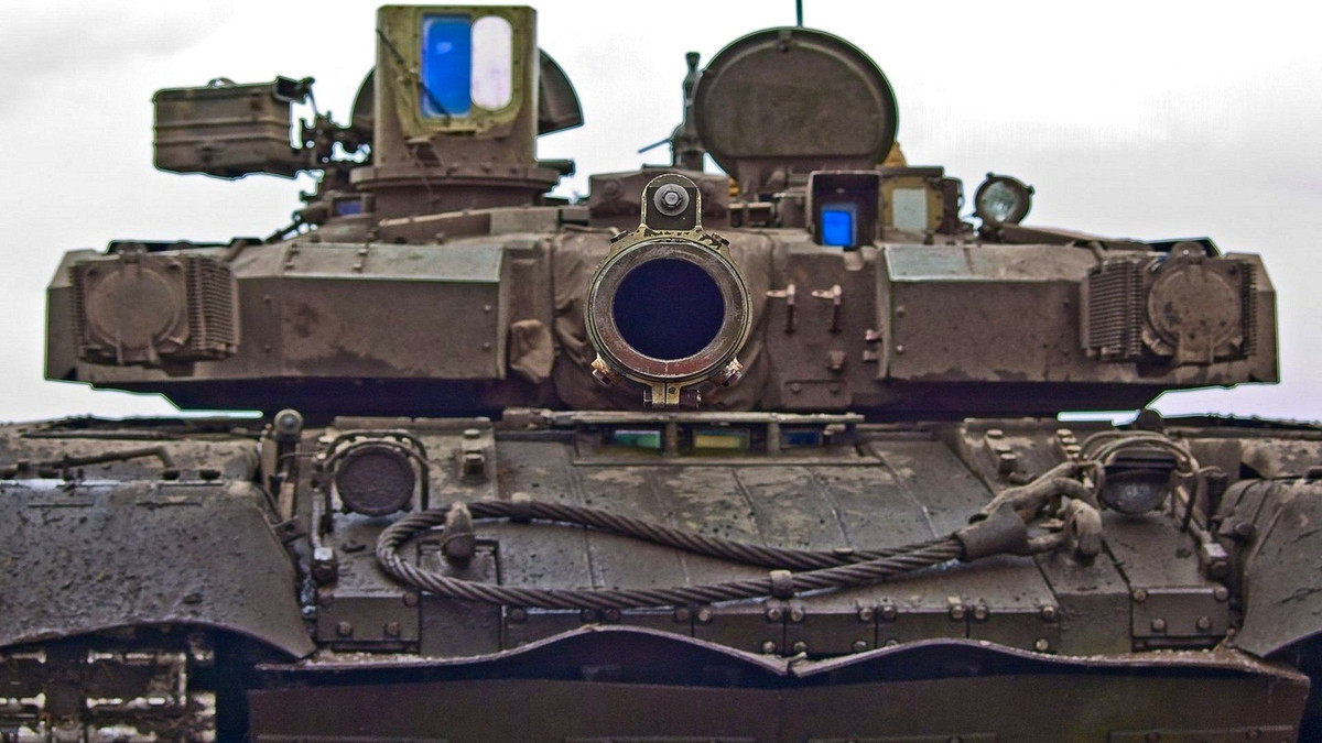 Hệ thống phòng vệ của xe tăng BM Oplot có thể nói là tương đương T-90A của Nga với 3 lớp giáp gồm: giáp composite hình thành nên xe tăng; giáp phản ứng nổ Duplet gắn ngoài và hệ thống phòng vệ chủ động Zaslon hoặc Varta. Nguồn ảnh: Wikipedia