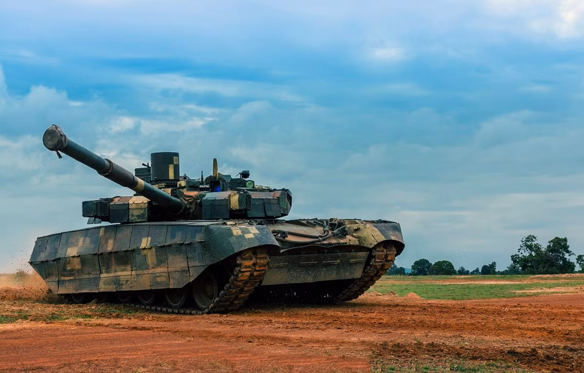 BM Oplot có trọng lượng khoảng 51 tấn, trang bị động cơ diesel cực khỏe công suất 1.200 mã lực loại 6TD-2E hoặc lên tới 1.500 mã lực loại 6TD-3 cho tốc độ tối đa tới 70km/h trên đường bằng, off-road 45km/h, dự trữ hành trình 500km. Nguồn ảnh: Wikipedia