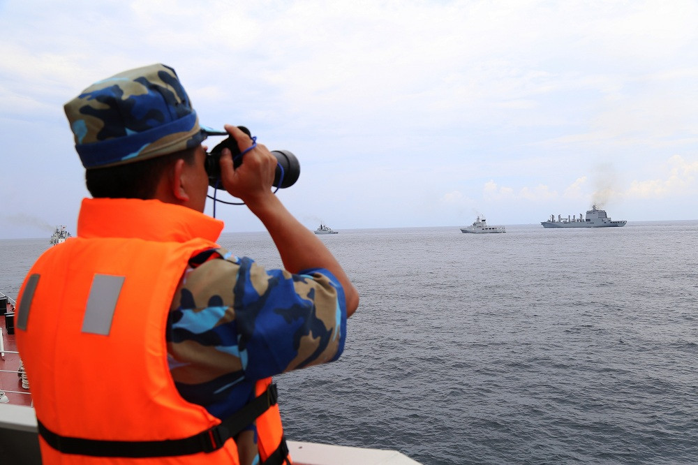 Sáng 31/3, tàu Lý Thái Tổ tiếp tục cùng tàu chiến 27 nước tham gia Diễn tập thực binh trên biển LIMA 2019. Trong quá trình diễn tập, Tàu 012-Lý Thái Tổ và các tàu tham gia diễn tập đảm bảo an toàn tuyệt đối, duy trì thông tin liên lạc thông suốt. Các tình huống giả định đảm bảo an toàn trong quá trình diễn tập được đặt ra từ trước như khi có người rơi xuống nước, tàu hạn chế khả năng cơ động, mất lái… đã được sẵn sàng xử lý. Ảnh: Báo Hải Quân