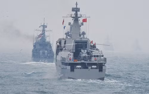 Đến chiều 23/4, ở ngoài khơi Thanh Đảo 35 hải lý, các tàu Việt Nam đã tham dự cuộc duyệt binh kỷ niệm 70 năm Ngày thành lập, Hải quân Quân giải phóng nhân dân Trung Quốc. Tham dự lễ duyệt binh có Hải quân 13 nước, 18 tàu, gồm Nga, Australia, Ấn Độ, Bangladesh, Nhật Bản, Hàn Quốc, Malaysia, Indonesia, Singapore, Thái Lan, Việt Nam, Brunây. Nước chủ nhà Trung Quốc có 32 tàu, 39 máy bay tham dự lễ duyệt binh. Ảnh: Báo Hải Quân