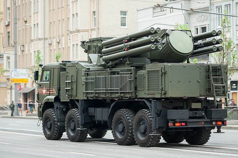 Pantsir-S1 từng được giới thiệu là tổ hợp phòng không tự hành cự ly trung bình hiện đại nhất của Nga. Nó được thiết kế để phòng không điểm bảo vệ các cơ sở quân sự - công nghiệp trước các loại máy bay, đạn chính xác, tên lửa hành trình, UAV tấn công đường không ở thấp thấp, cự ly gần... Nguồn ảnh: Wikipedia