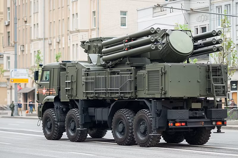 Pantsir-S1 từng được giới thiệu là tổ hợp phòng không tự hành cự ly trung bình hiện đại nhất của Nga. Nó được thiết kế để phòng không điểm bảo vệ các cơ sở quân sự - công nghiệp trước các loại máy bay, đạn chính xác, tên lửa hành trình, UAV tấn công đường không ở thấp thấp, cự ly gần... Nguồn ảnh: Wikipedia