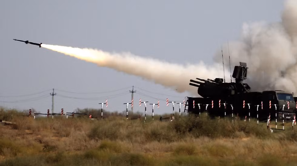 Đạn 57E6 dùng hệ thống dẫn đường vô tuyến. Nguồn ảnh: Wikipedia