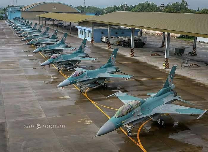 Theo tờ ATimes, Indonesia đang "lặng lẽ" nói chuyện với Mỹ về việc mua 32 máy bay chiến đấu F-16 Viper và 6 máy bay vận tải C-130J trong một phần nỗ lực nhằm loại bỏ nước này khỏi bất kỳ lệnh trừng phạt nào có thể xảy ra trong cuộc chiến thương mại Mỹ - Trung đang diễn ra căng thẳng. Nguồn ảnh: WeapoNews.com