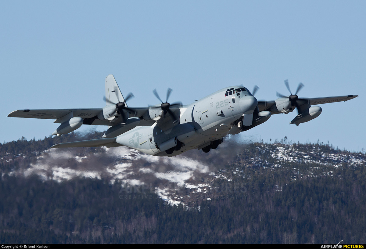 Trong khi đó, C-130J là phiên bản "cao cấp" nhất của dòng máy bay vận tải huyền thoại C-130. So với các thế hệ trước, C-130J được nâng ấp buồng lái mới, động cơ hiện đại và thay đổi hàng loạt hệ thống phụ. Nguồn ảnh: Airliners.net