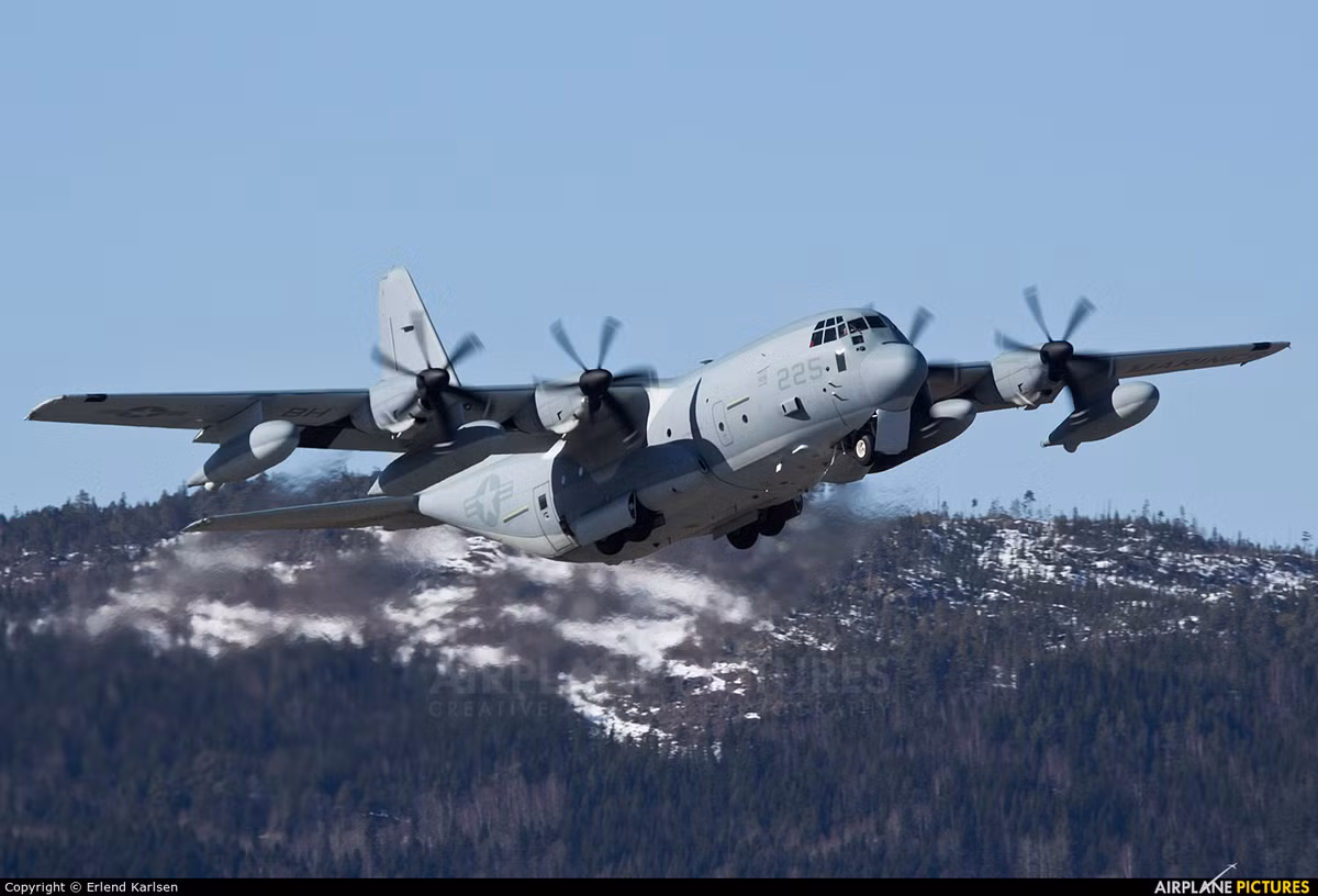 Trong khi đó, C-130J là phiên bản "cao cấp" nhất của dòng máy bay vận tải huyền thoại C-130. So với các thế hệ trước, C-130J được nâng ấp buồng lái mới, động cơ hiện đại và thay đổi hàng loạt hệ thống phụ. Nguồn ảnh: Airliners.net