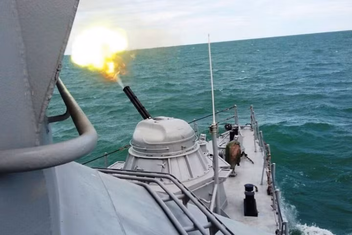 Uy lực của AK-306 so với AK-630 cũng thua thiệt ở vài điểm, tuy vậy nó vẫn làm tốt vai trò của mình. Khẩu AO-18L 6 nòng cỡ 30mm của tổ hợp AK-306 đạt tốc độ bắn 1.000 phát/phút, tầm bắn mục tiêu trên không 4.000m, với mục tiêu mặt nước là 5.000m. Nguồn ảnh: roe