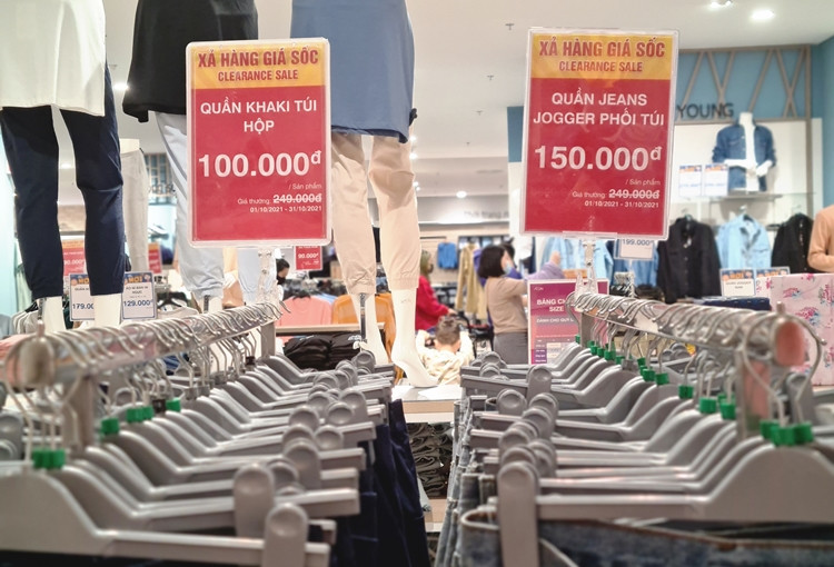 Một nhân viên bán hàng chia sẻ, lượng khách mua sắm không nhiều có thể do họ vẫn lo ngại dịch bệnh nên hạn chế đi ra ngoài nhiều.