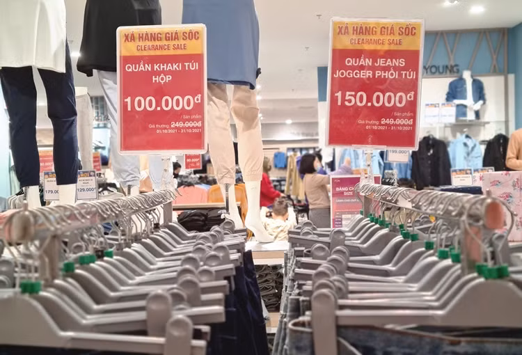 Một nhân viên bán hàng chia sẻ, lượng khách mua sắm không nhiều có thể do họ vẫn lo ngại dịch bệnh nên hạn chế đi ra ngoài nhiều.