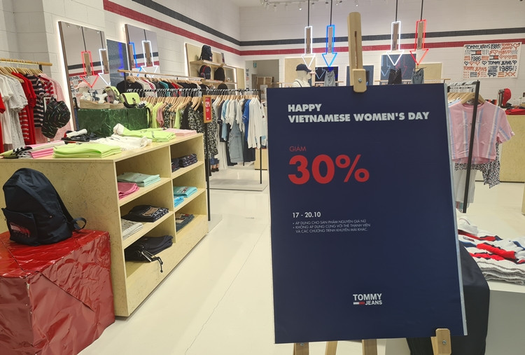 Một số cửa hàng thời trang khác cũng đua nhau giảm giá 30%/sản phẩm để hút khách.