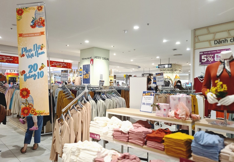 Dù nhiều cửa hàng, thương hiệu thời trang đang “sale sập sàn” nhưng lượng khách đến cửa hàng mua khá lẻ tẻ.