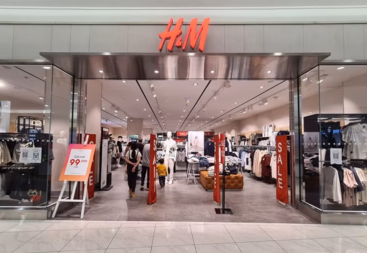 Thương hiệu thời trang H&amp;M thông báo “sale” nhiều sản phẩm thời trang cả nam và nữ.