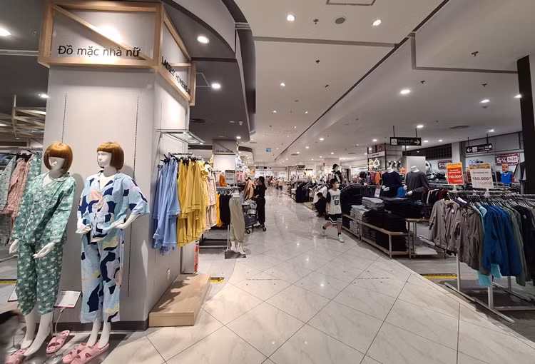Lối đi bên trong các cửa hàng thời trang thưa vắng khách.