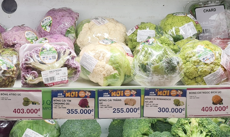 So với các loại rau xanh trồng tại Việt Nam, giá của các loại rau nhập khẩu này đều cao ngất ngưởng.