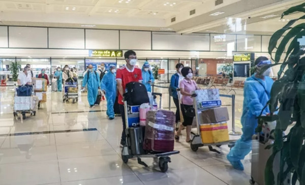 Can canh san bay Noi Bai vang ve ngay dau mo cua don khach tro lai-Hinh-7