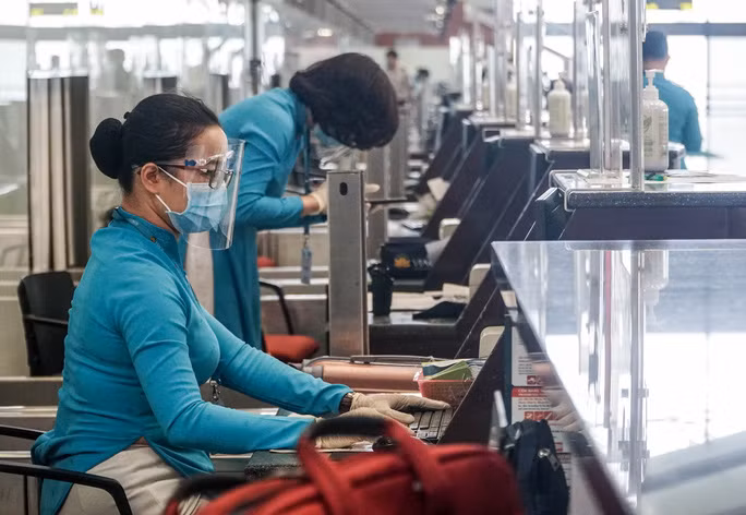 Can canh san bay Noi Bai vang ve ngay dau mo cua don khach tro lai-Hinh-2