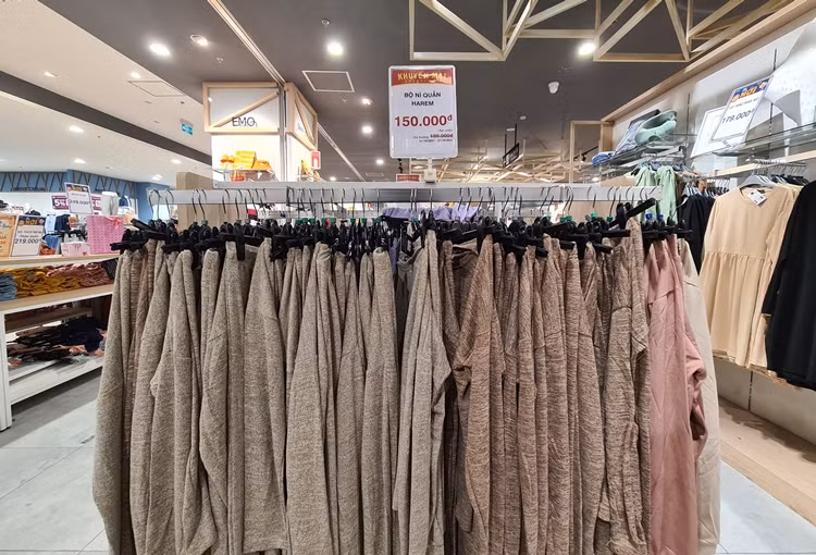 Một số sản phẩm được cửa hàng áp dụng giảm giá đến cuối tháng 10 này.