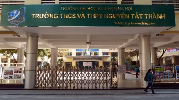 Ha Noi: Phu huynh truong Nguyen Tat Thanh buc xuc vi “deadline” phieu y kien tiem vac xin