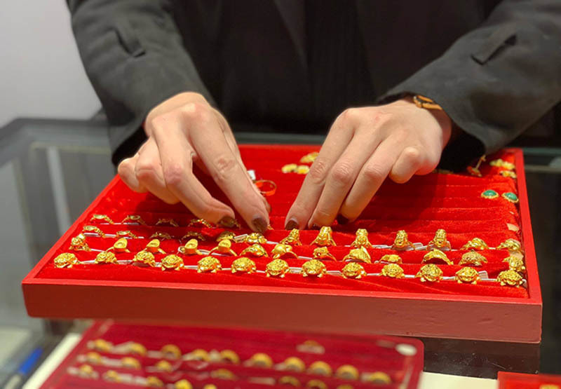 Gia vang hom nay: The gioi giam gia, trong nuoc an chenh lon-Hinh-5