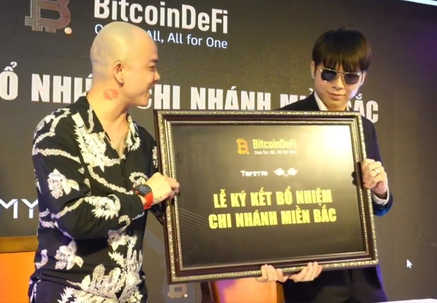 Theo các cơ quan truyền thông, đồng BitcoinDeFi cho đến thời điểm hiện tại không hề được niêm yết hay ứng dụng ở bất kỳ đâu, người tham gia dự án đơn thuần chỉ mua coin thông qua sàn nội bộ và chờ đợi lên giá.