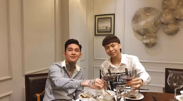 Bên cạnh mối quan hệ mật thiết với nhiều đối tượng “giang hồ mạng” như Khá "Bảnh" hay Huấn "Hoa Hồng", Hoàng Đức Nhân còn vô cùng thân mật với thành phần "bất hảo" khác là Phạm Tuấn - thủ lĩnh đa cấp tiền số BitcoinDeFi.