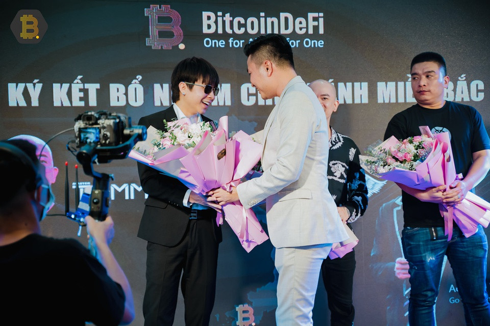 Đáng chú ý, không lâu sau thủ lĩnh BitcoinDeFi - Phạm Tuấn bất ngờ “bốc hơi” khiến các nhà đầu tư lâm vào cảnh "tán gia bại sản" vì tin tưởng những chiêu trò quảng cáo của nhóm này. Không ít người đã vay mượn gia đình, bạn bè số tiền lên đến vài trăm triệu đồng để chuyển cho "thủ lĩnh" đầu tư tiền ảo trên sàn Wolfbroker.