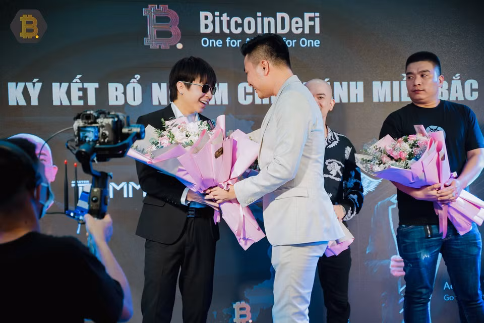 Đáng chú ý, không lâu sau thủ lĩnh BitcoinDeFi - Phạm Tuấn bất ngờ “bốc hơi” khiến các nhà đầu tư lâm vào cảnh "tán gia bại sản" vì tin tưởng những chiêu trò quảng cáo của nhóm này. Không ít người đã vay mượn gia đình, bạn bè số tiền lên đến vài trăm triệu đồng để chuyển cho "thủ lĩnh" đầu tư tiền ảo trên sàn Wolfbroker.