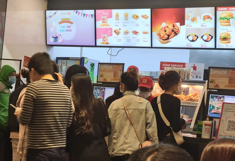 Khách đông đúc, xếp hàng chờ đợi tới lượt order.