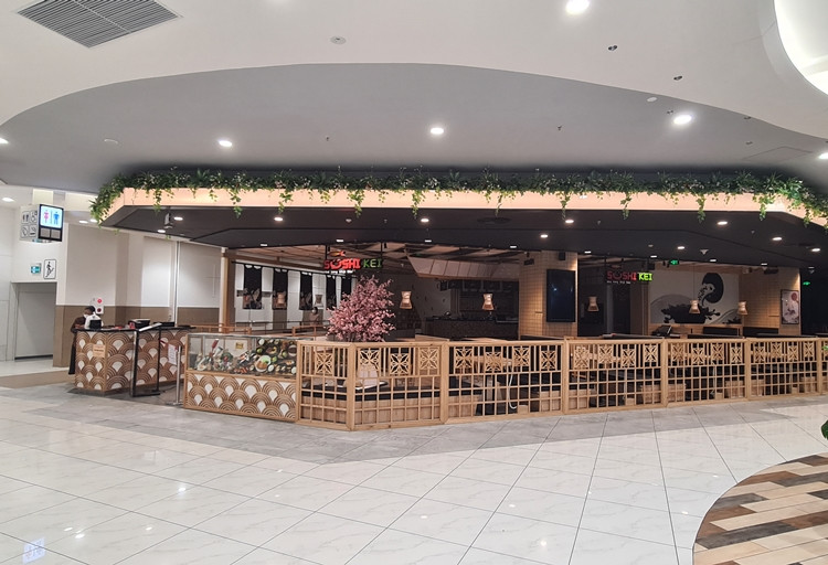 Trong khi đó, một số nhà hàng, quán ăn trong Trung tâm thương mại này vẫn đang “nghe ngóng” tình hình dịch bệnh nên chưa mở cửa.