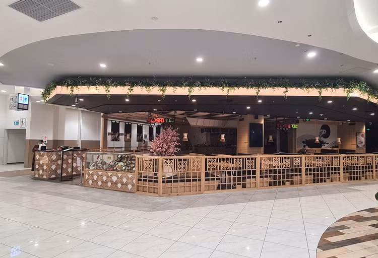 Trong khi đó, một số nhà hàng, quán ăn trong Trung tâm thương mại này vẫn đang “nghe ngóng” tình hình dịch bệnh nên chưa mở cửa.