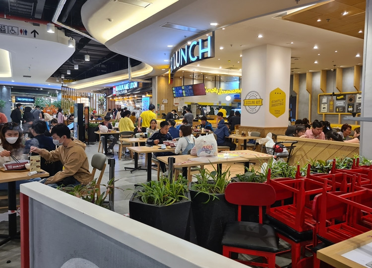 Nhà hàng ăn uống ở Trung tâm thương mại đông đúc khách sau khi được phép mở lại.