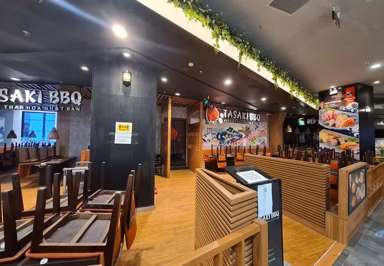 Bàn ghế vẫn xếp chồng lên nhau, chưa được bày ra để đón khách.